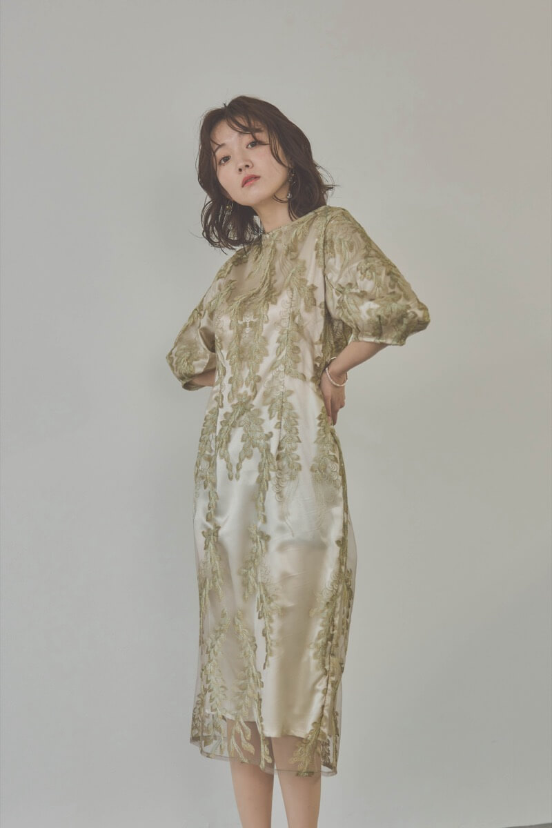 カーキのリーフ刺繍デザインコクーンドレス