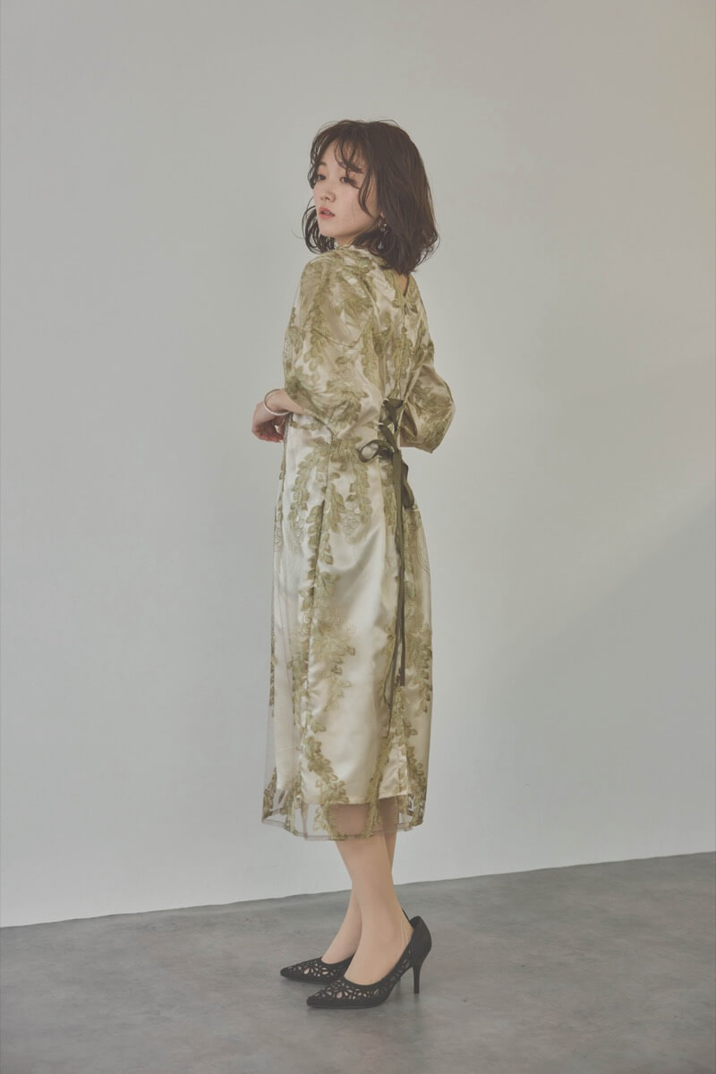 カーキのリーフ刺繍デザインコクーンドレス