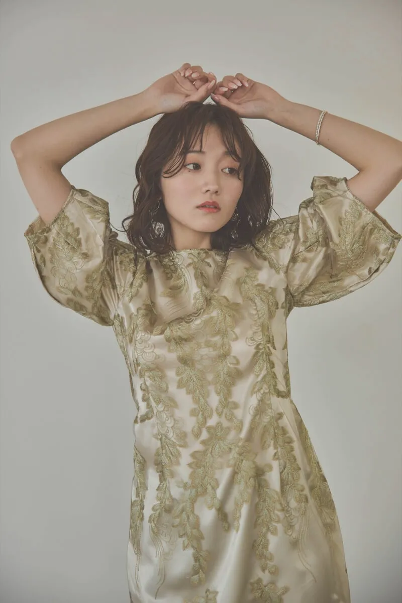 カーキのリーフ刺繍デザインコクーンドレス