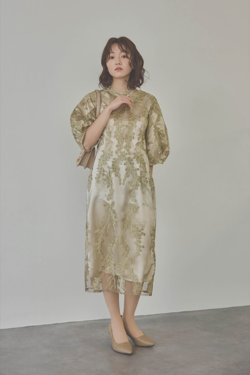 カーキのリーフ刺繍デザインコクーンドレス