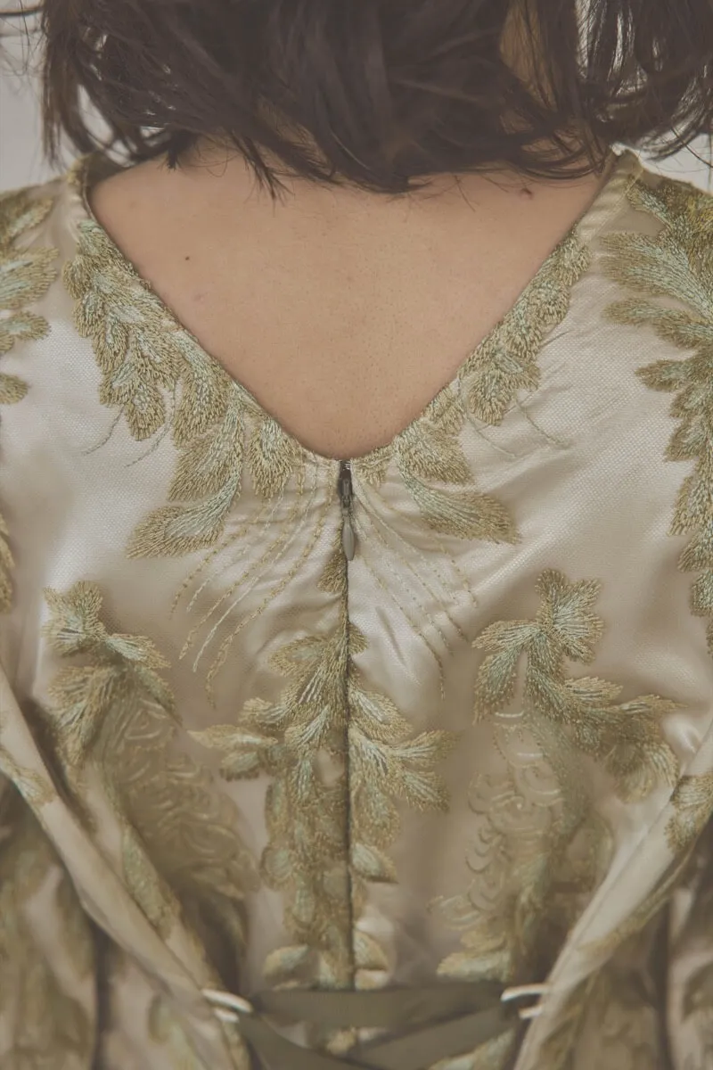 カーキのリーフ刺繍デザインコクーンドレス