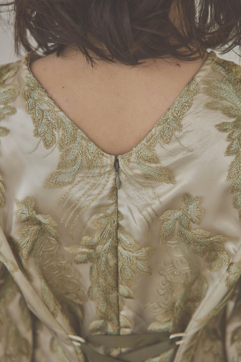 カーキのリーフ刺繍デザインコクーンドレス