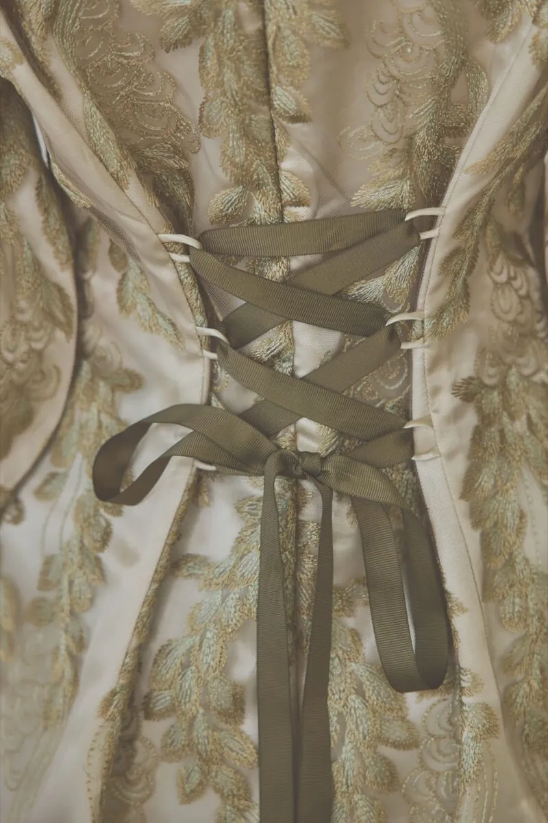 カーキのリーフ刺繍デザインコクーンドレス