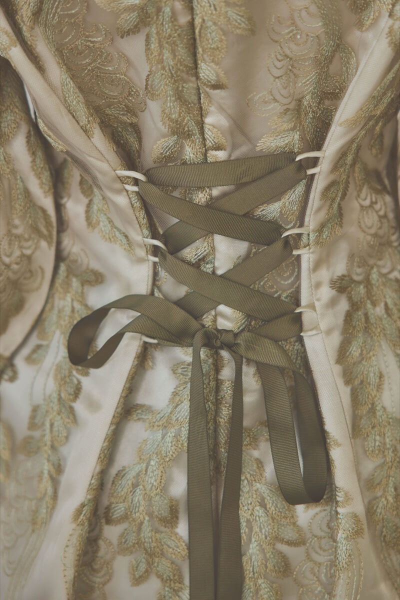 カーキのリーフ刺繍デザインコクーンドレス