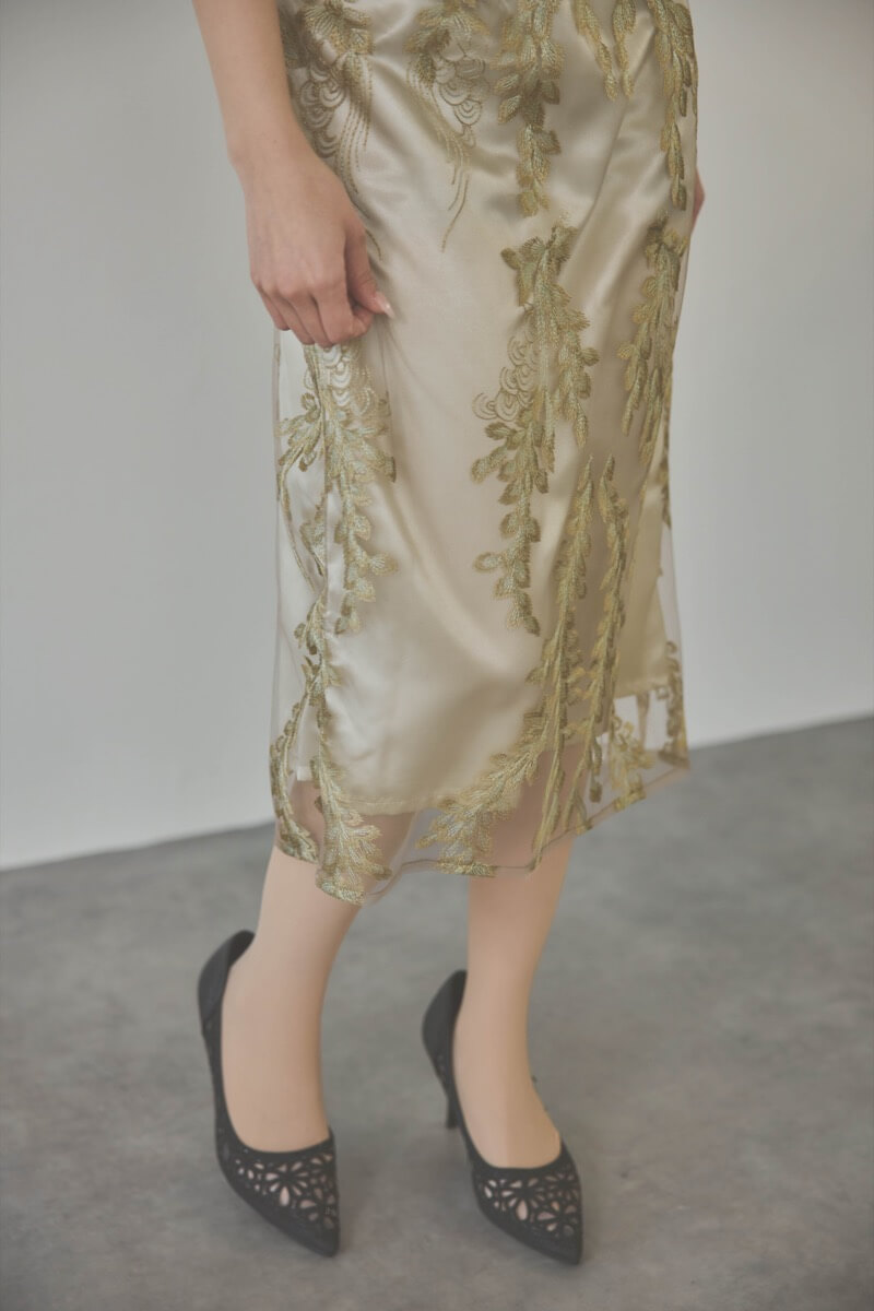カーキのリーフ刺繍デザインコクーンドレス
