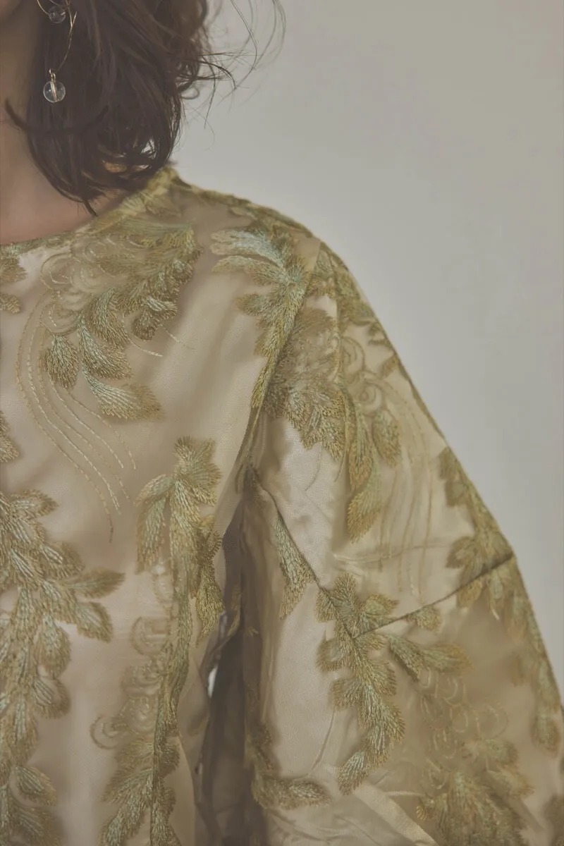 カーキのリーフ刺繍デザインコクーンドレス