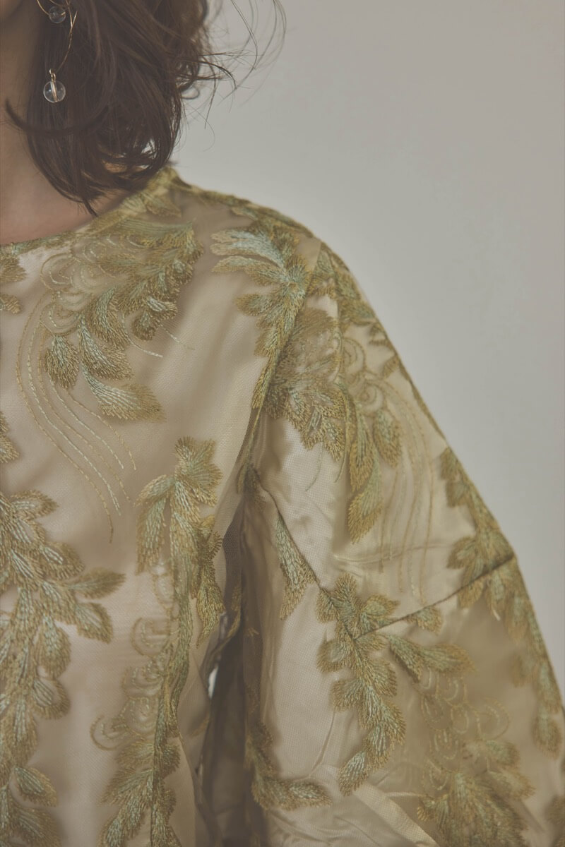 カーキのリーフ刺繍デザインコクーンドレス