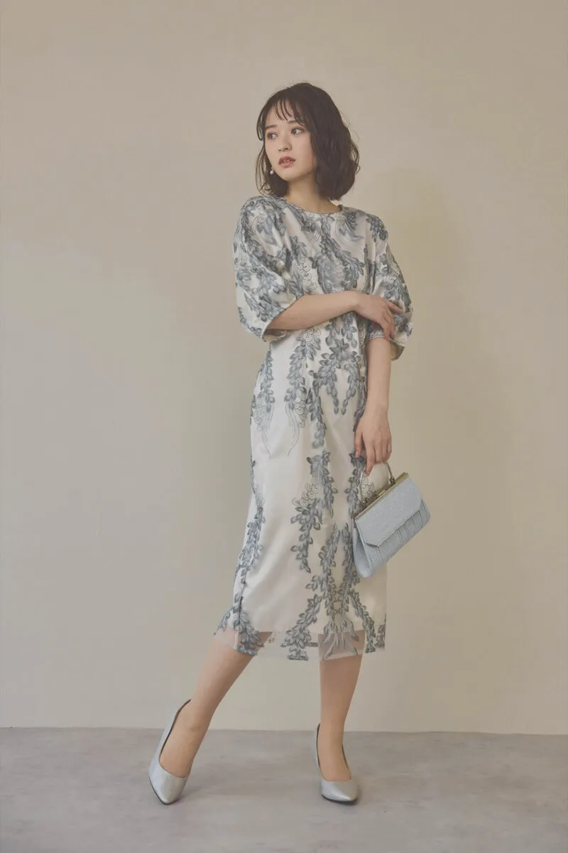 シルバーのリーフ刺繍デザインコクーンドレス