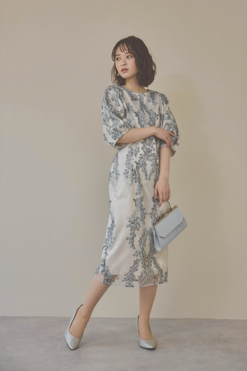 シルバーのリーフ刺繍デザインコクーンドレス