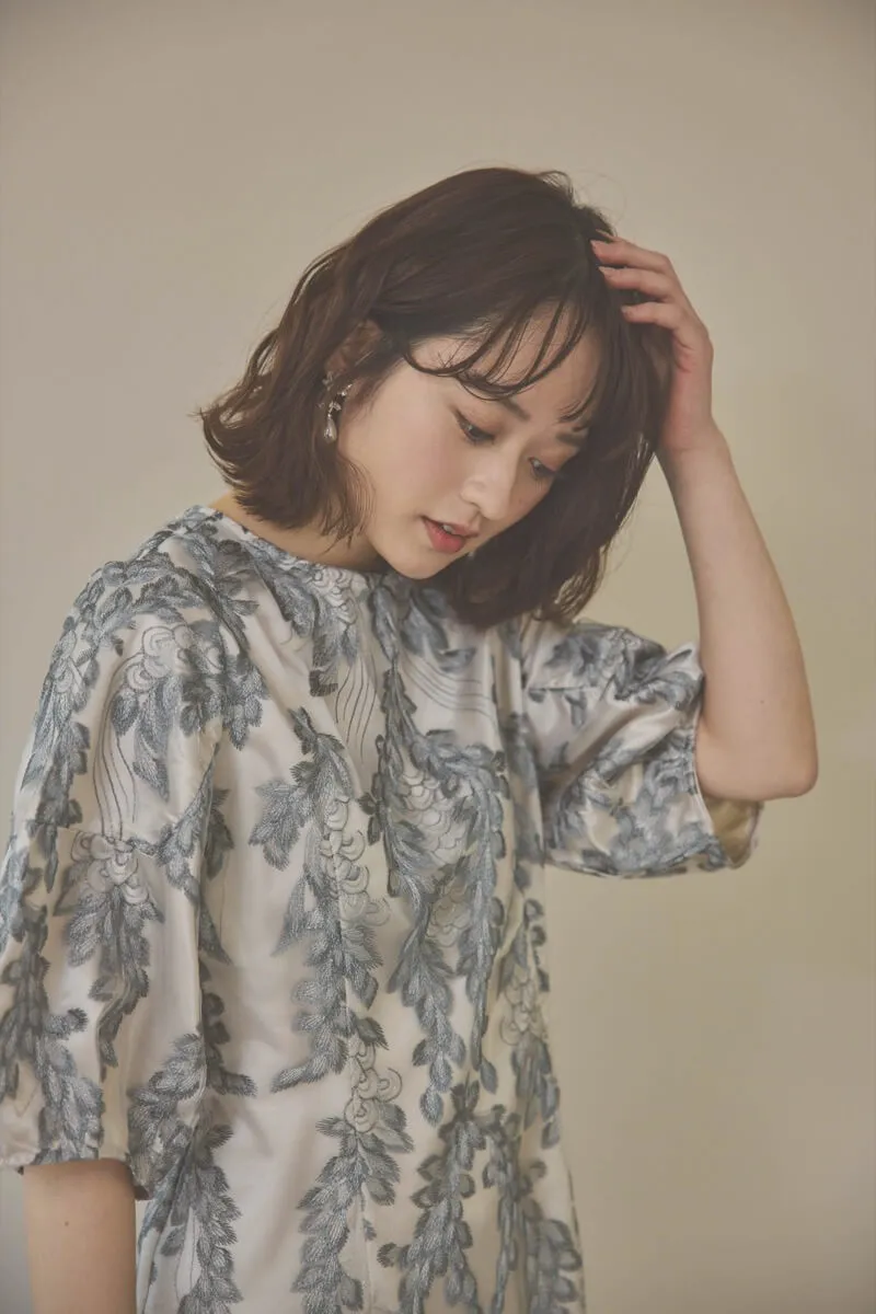 シルバーのリーフ刺繍デザインコクーンドレス