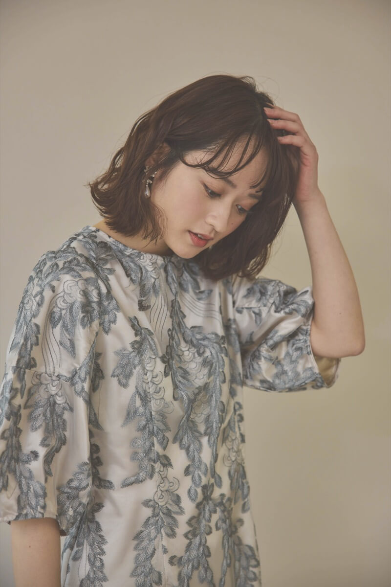 シルバーのリーフ刺繍デザインコクーンドレス