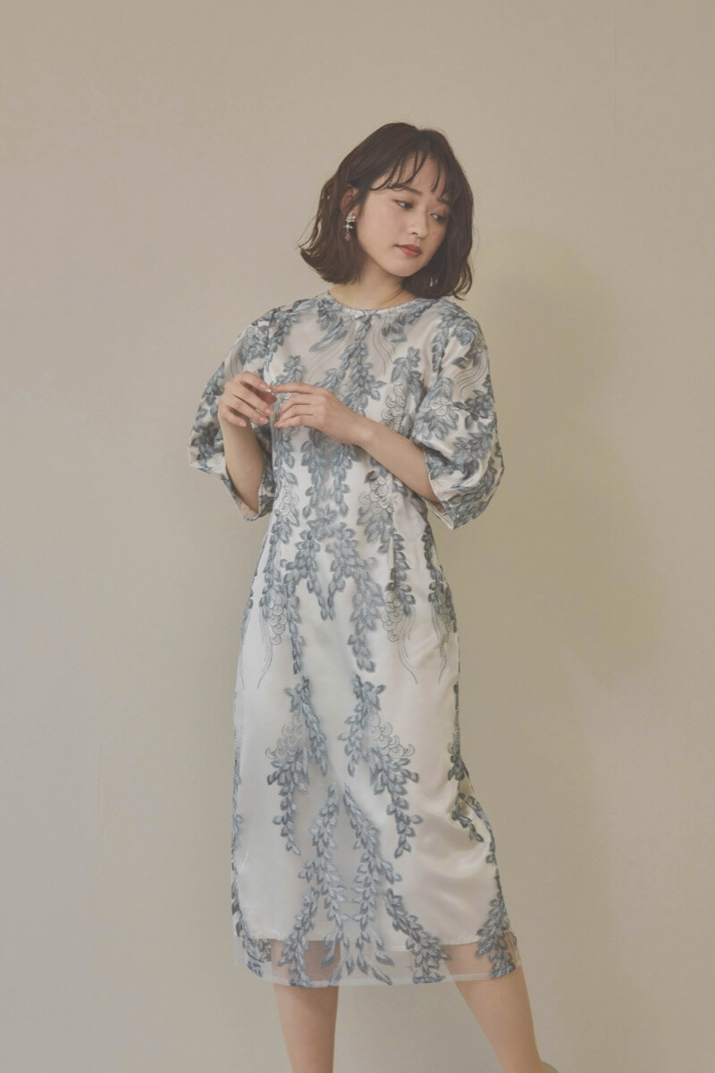 シルバーのリーフ刺繍デザインコクーンドレス