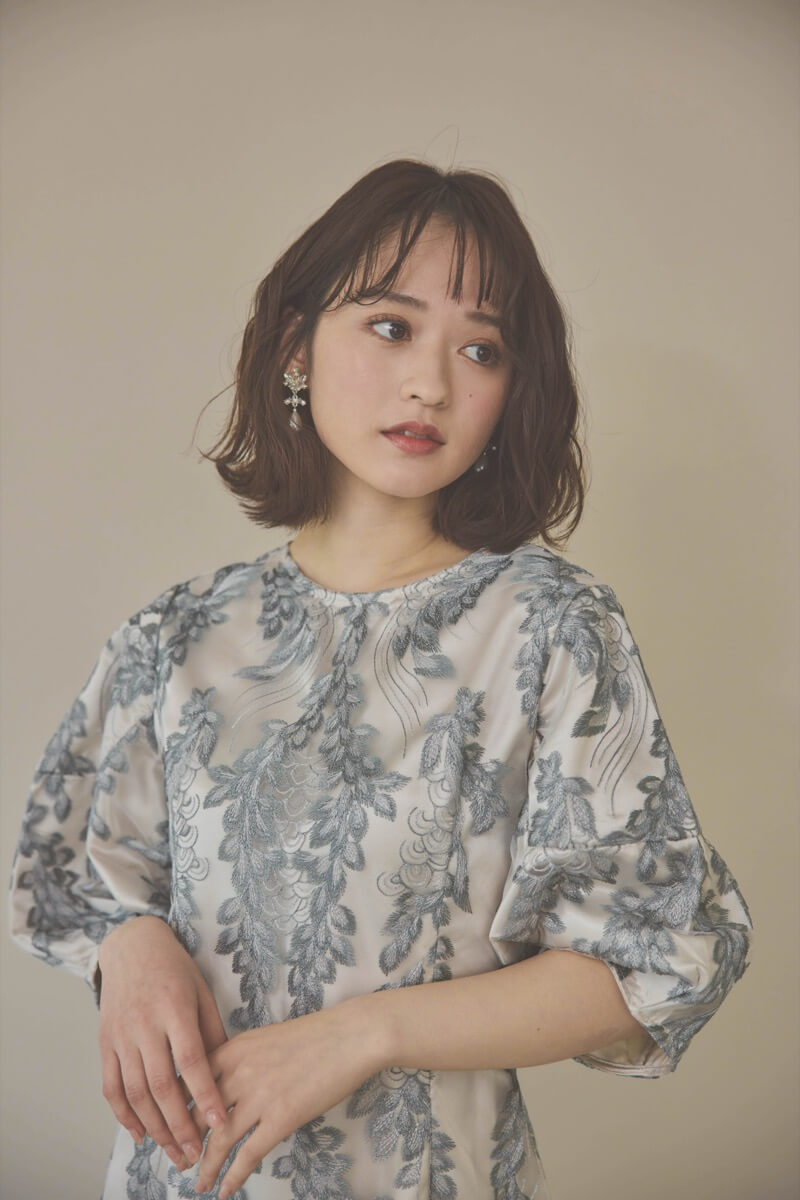 シルバーのリーフ刺繍デザインコクーンドレス