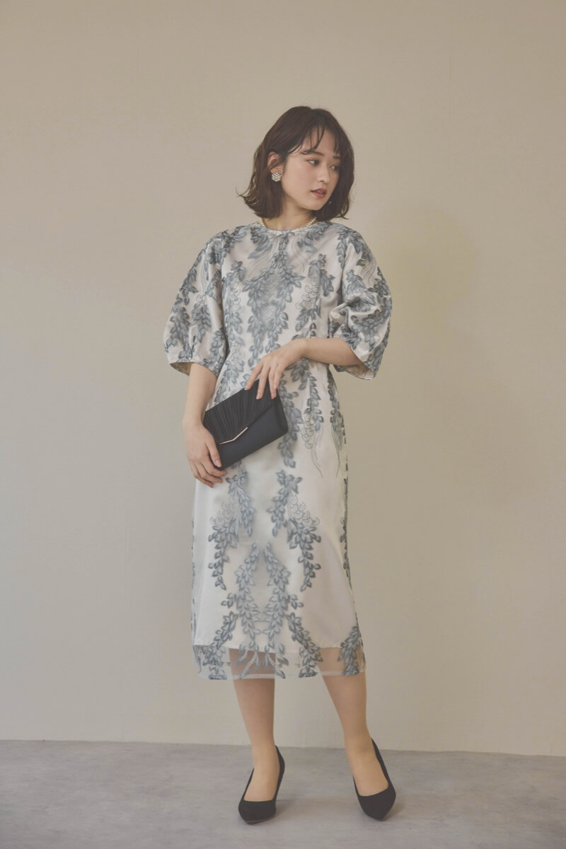 シルバーのリーフ刺繍デザインコクーンドレス