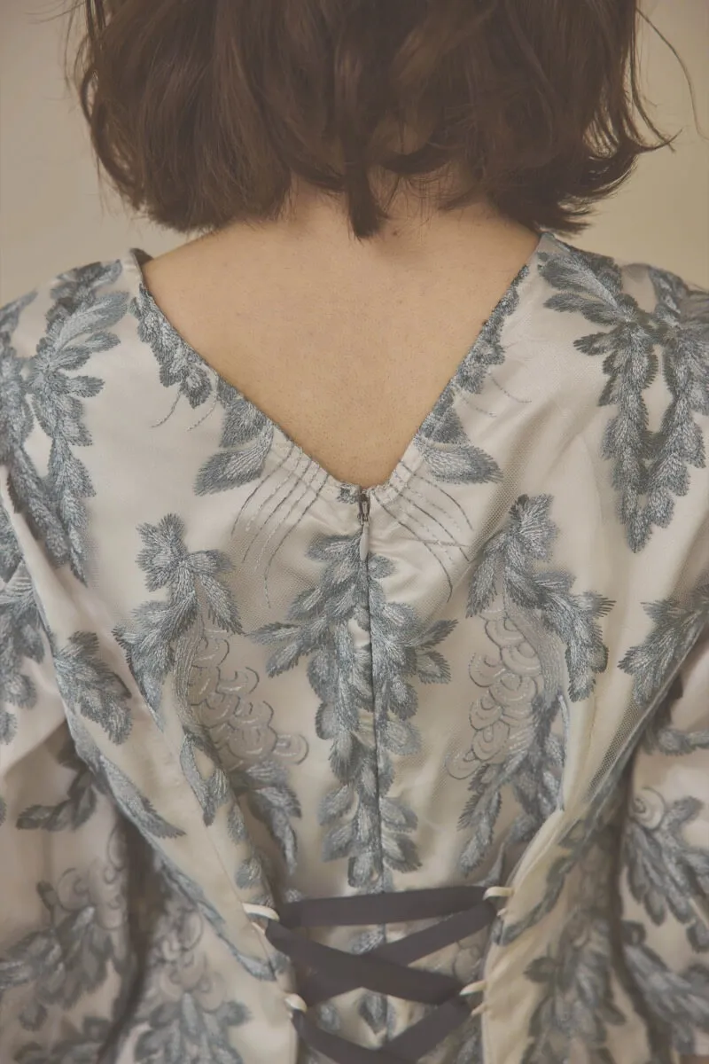 シルバーのリーフ刺繍デザインコクーンドレス