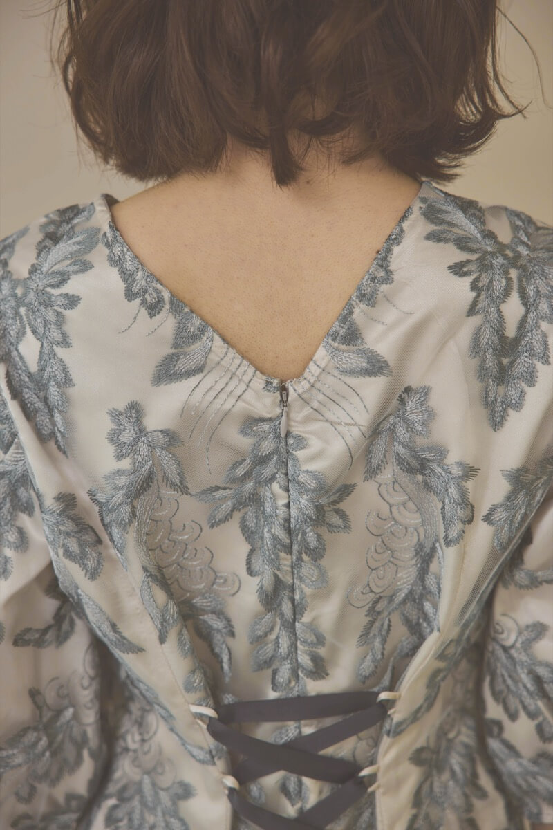 シルバーのリーフ刺繍デザインコクーンドレス