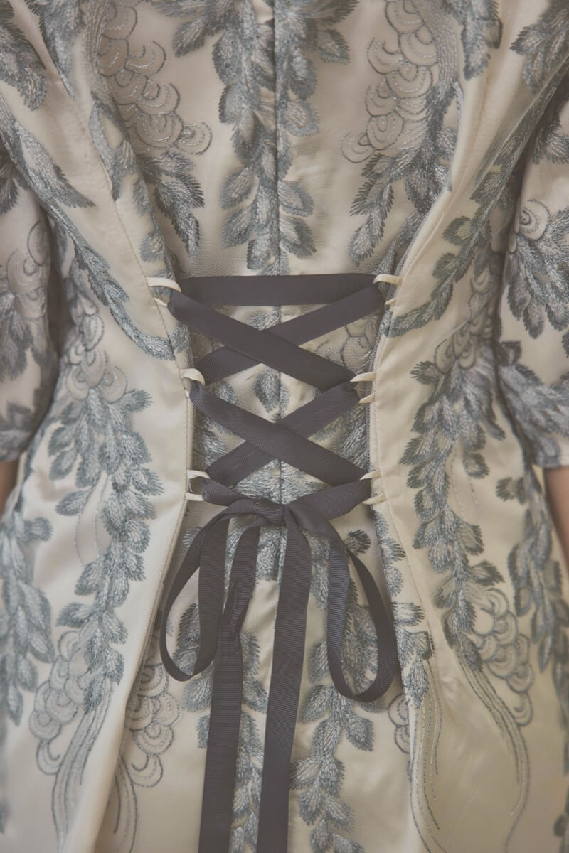 シルバーのリーフ刺繍デザインコクーンドレス