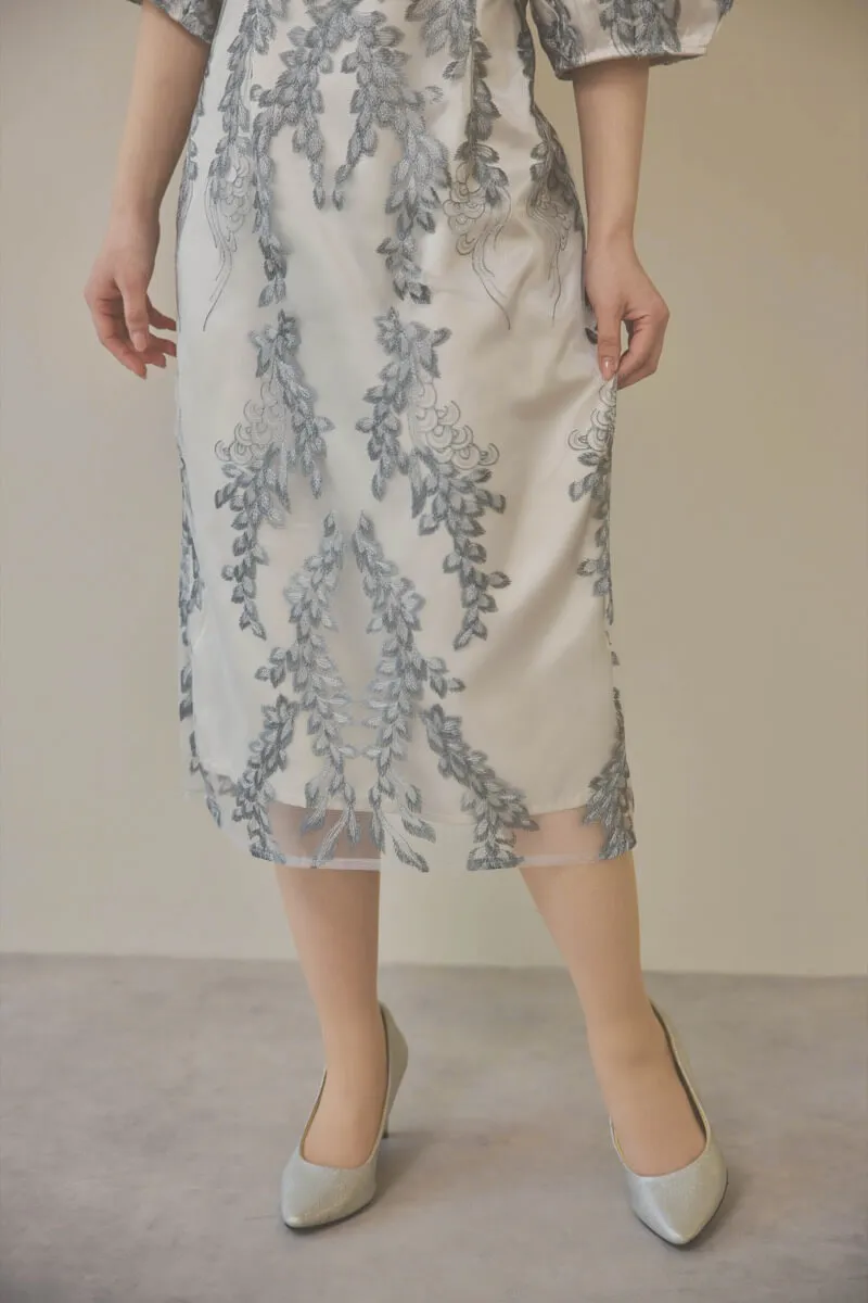 シルバーのリーフ刺繍デザインコクーンドレス