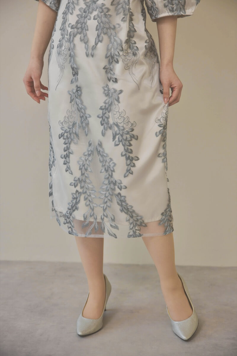 シルバーのリーフ刺繍デザインコクーンドレス