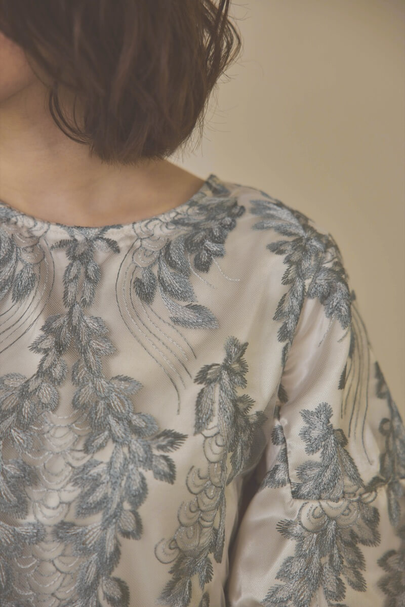 シルバーのリーフ刺繍デザインコクーンドレス