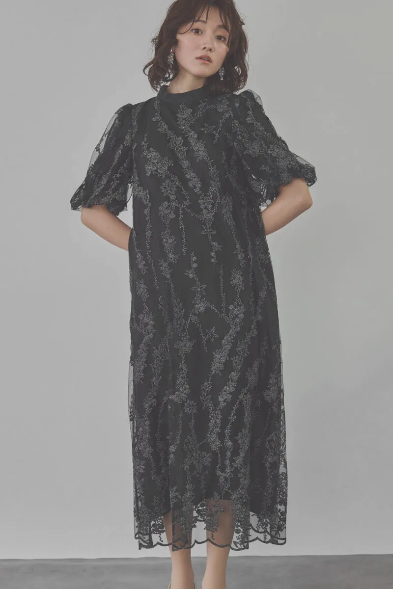 ブラックのフラワーエンブロイダリーAラインドレス