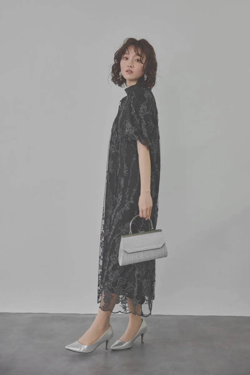 ブラックのフラワーエンブロイダリーAラインドレス