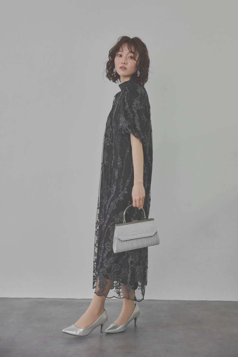 ブラックのフラワーエンブロイダリーAラインドレス