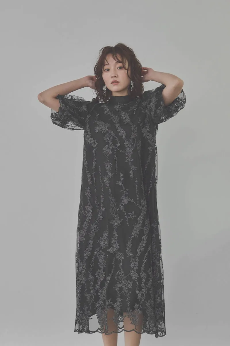 ブラックのフラワーエンブロイダリーAラインドレス
