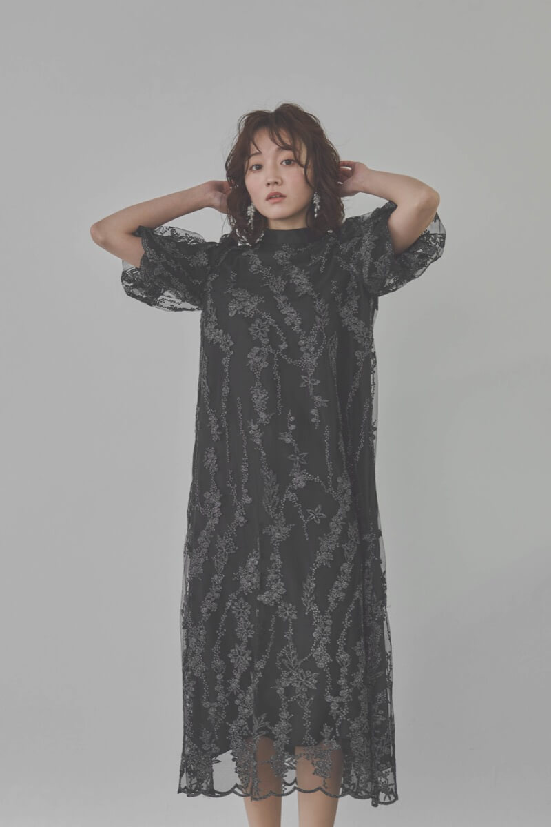 ブラックのフラワーエンブロイダリーAラインドレス