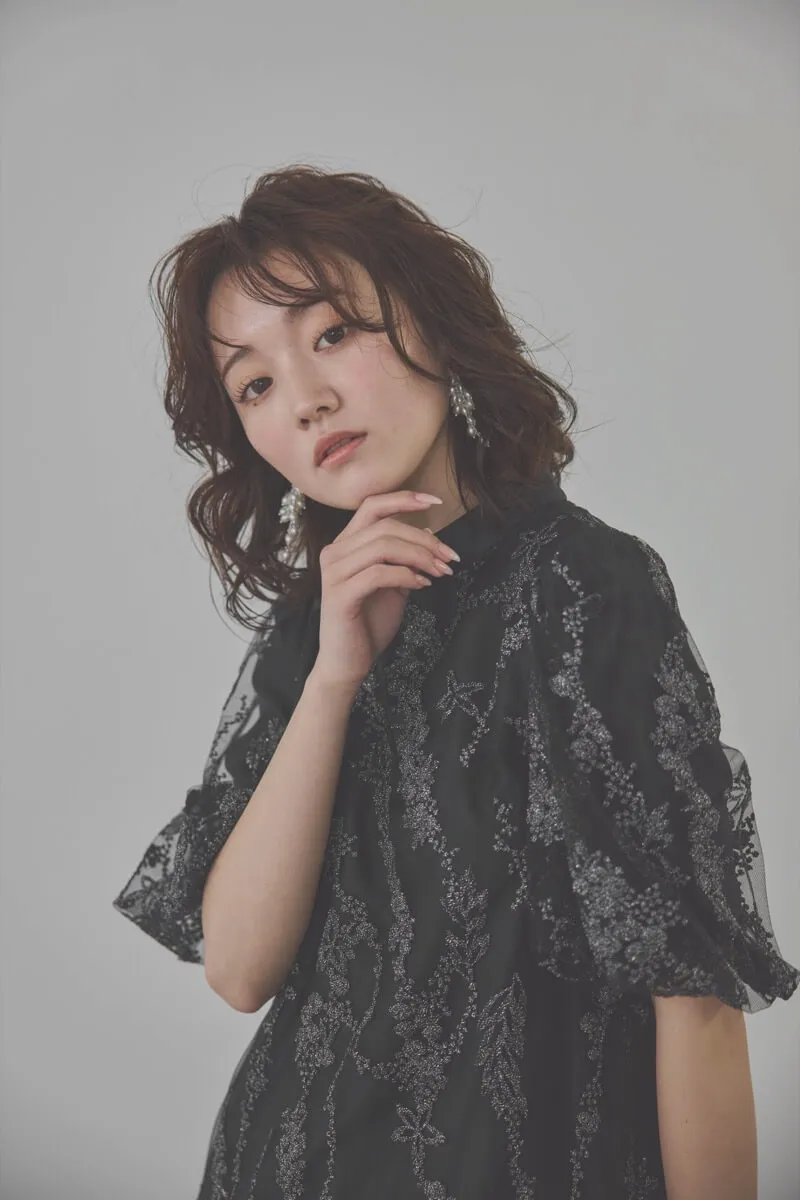 ブラックのフラワーエンブロイダリーAラインドレス