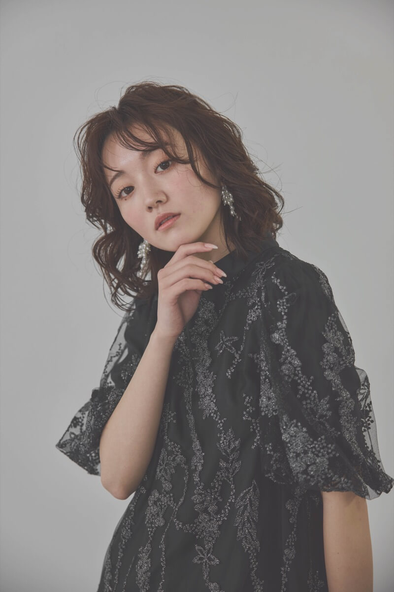 ブラックのフラワーエンブロイダリーAラインドレス