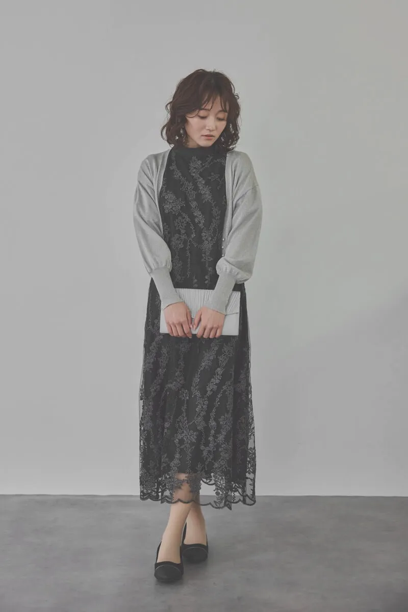 ブラックのフラワーエンブロイダリーAラインドレス