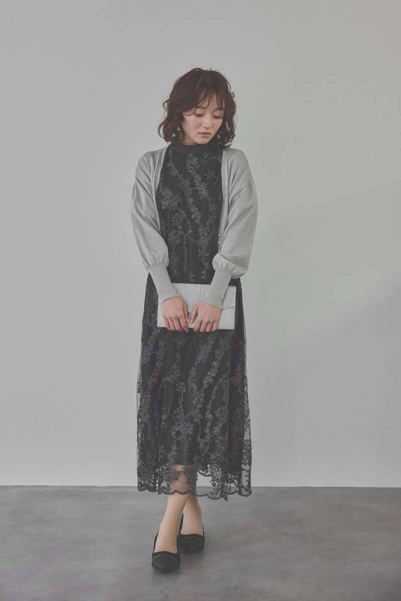 ブラックのフラワーエンブロイダリーAラインドレス