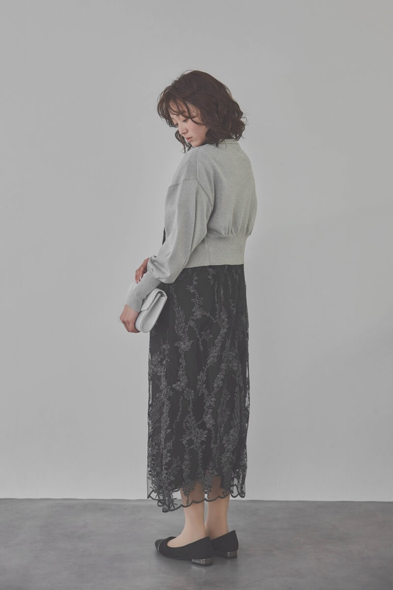 ブラックのフラワーエンブロイダリーAラインドレス