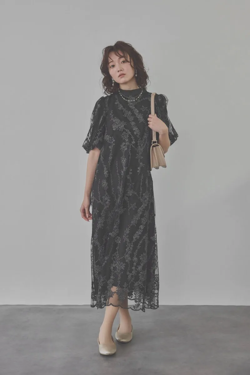 ブラックのフラワーエンブロイダリーAラインドレス