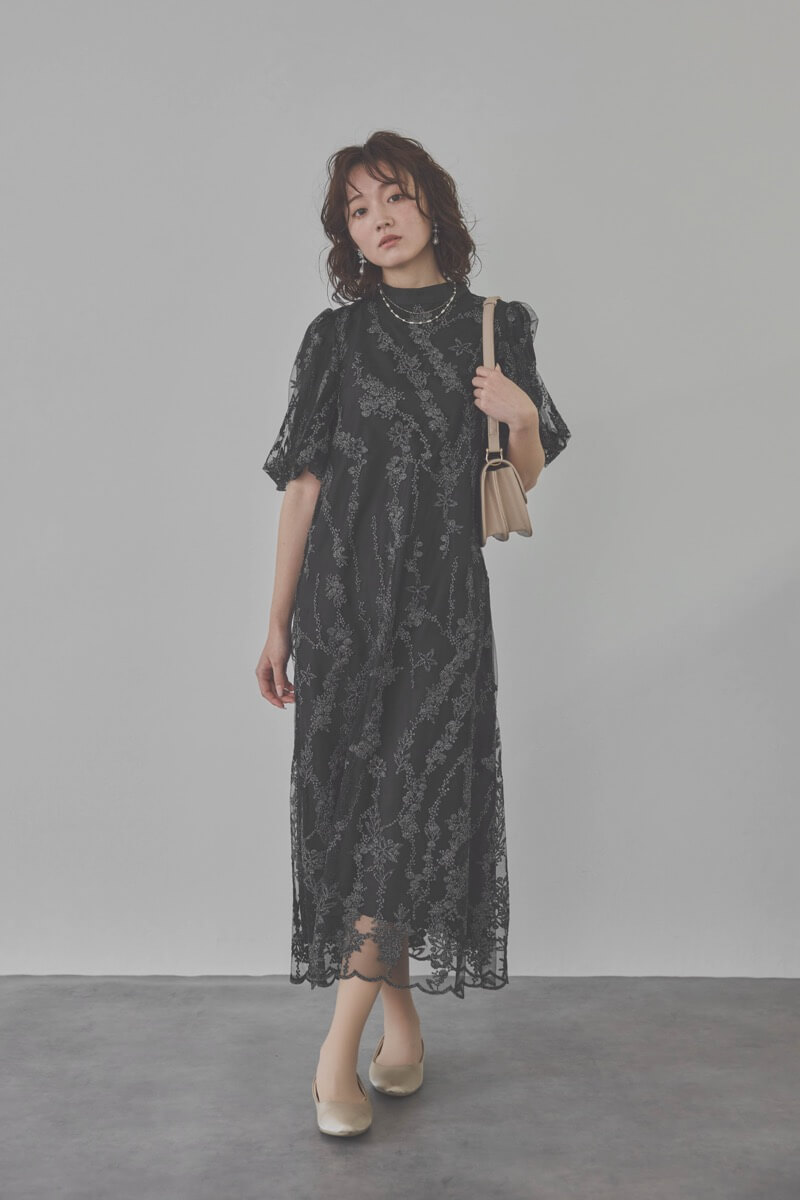 ブラックのフラワーエンブロイダリーAラインドレス