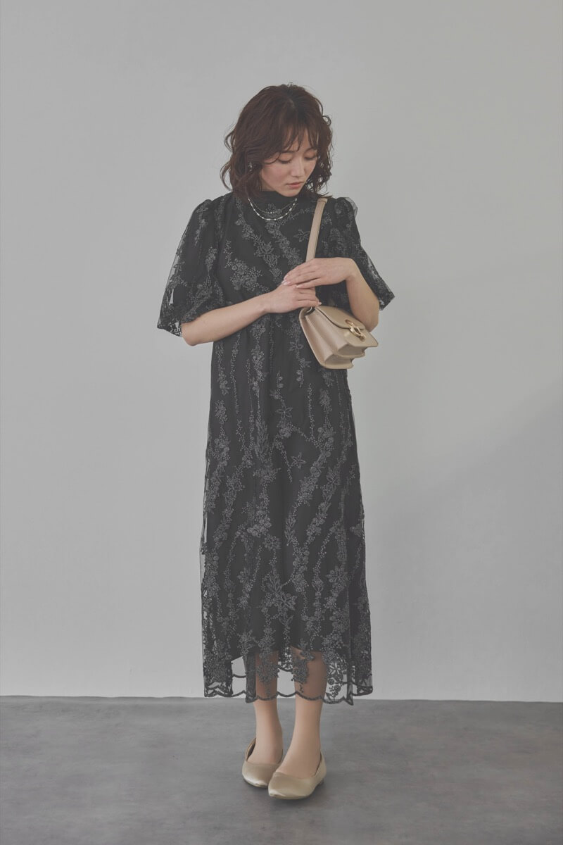 ブラックのフラワーエンブロイダリーAラインドレス