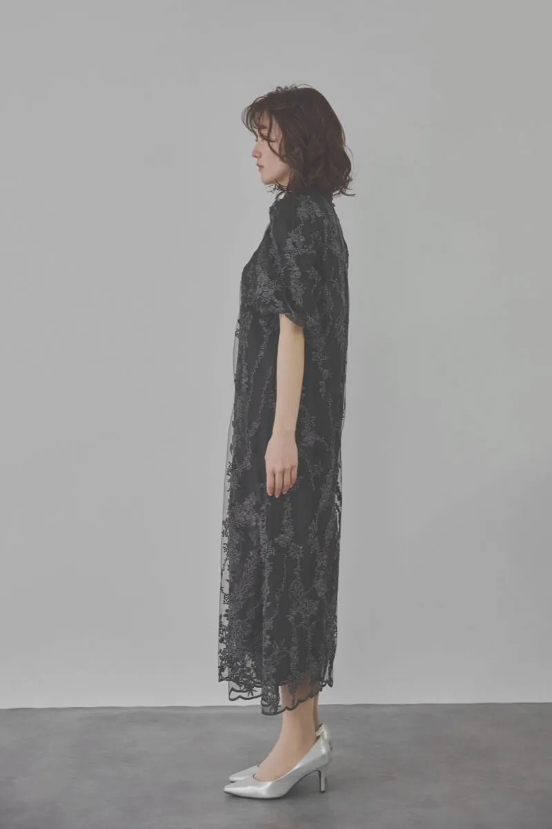 ブラックのフラワーエンブロイダリーAラインドレス