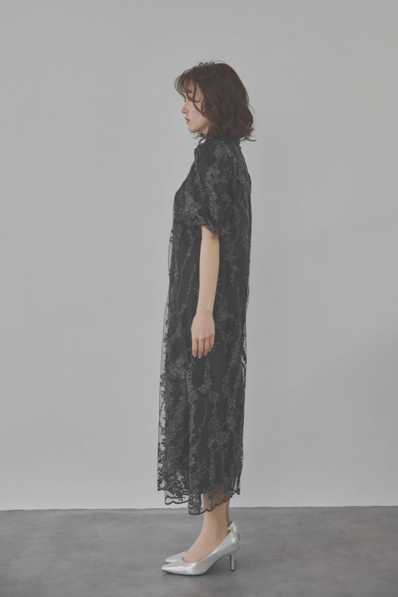 ブラックのフラワーエンブロイダリーAラインドレス