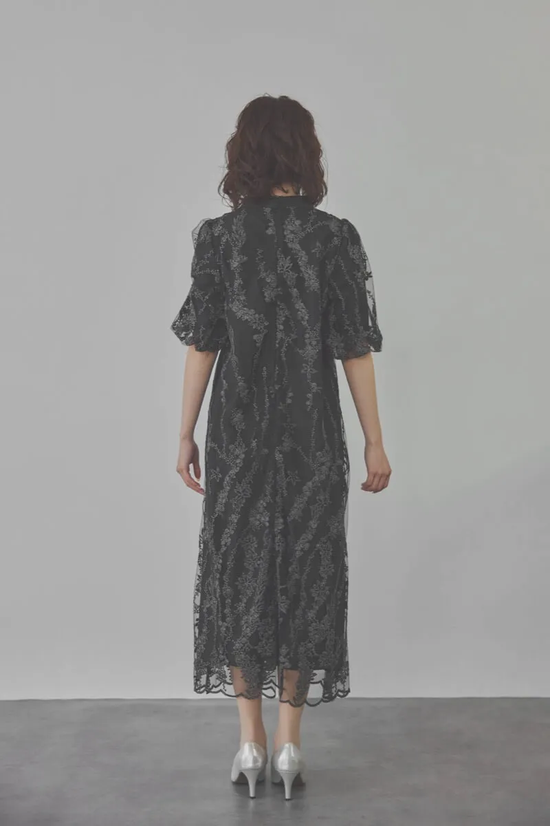 ブラックのフラワーエンブロイダリーAラインドレス