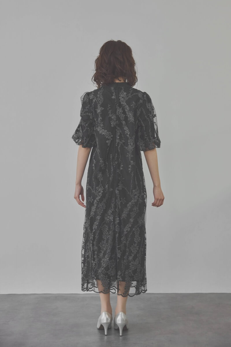 ブラックのフラワーエンブロイダリーAラインドレス