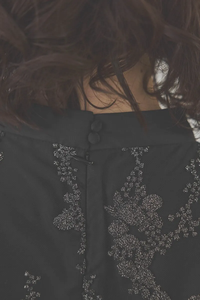 ブラックのフラワーエンブロイダリーAラインドレス