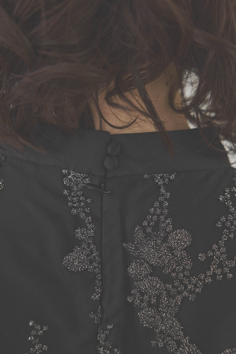 ブラックのフラワーエンブロイダリーAラインドレス