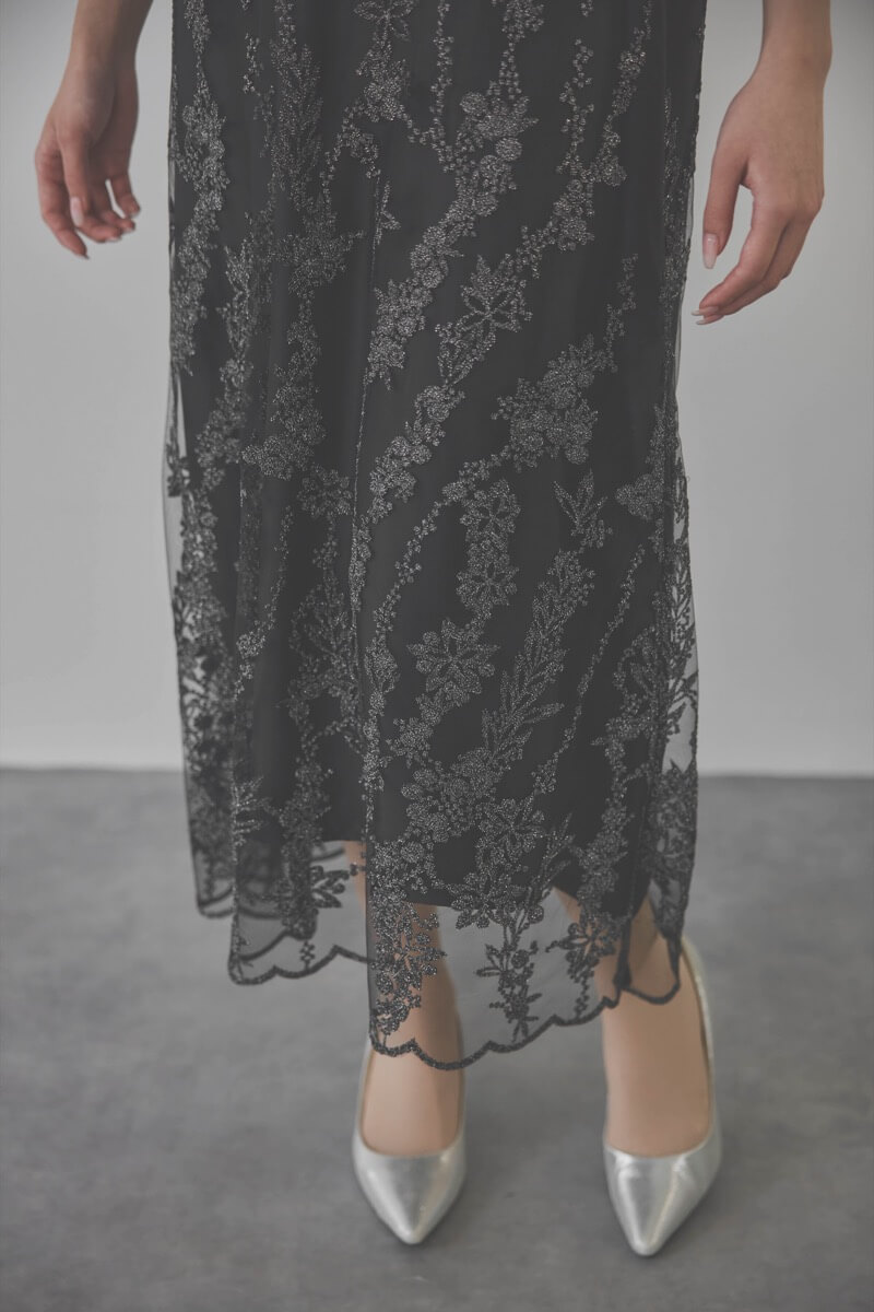 ブラックのフラワーエンブロイダリーAラインドレス