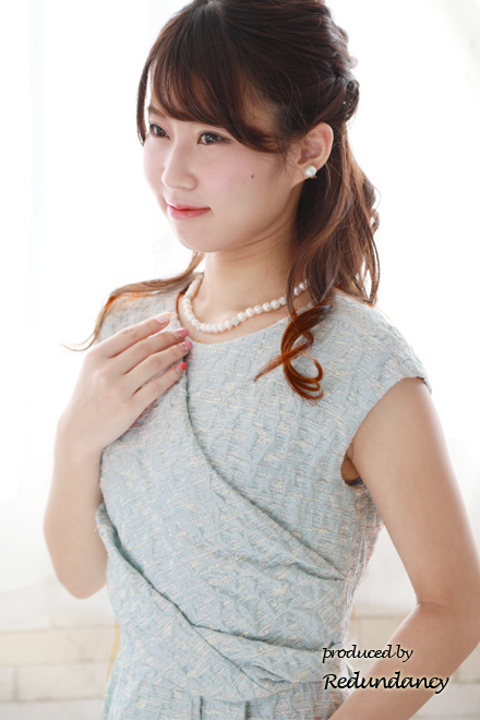 ライトブルーのフレンチスリーブドレープドレス