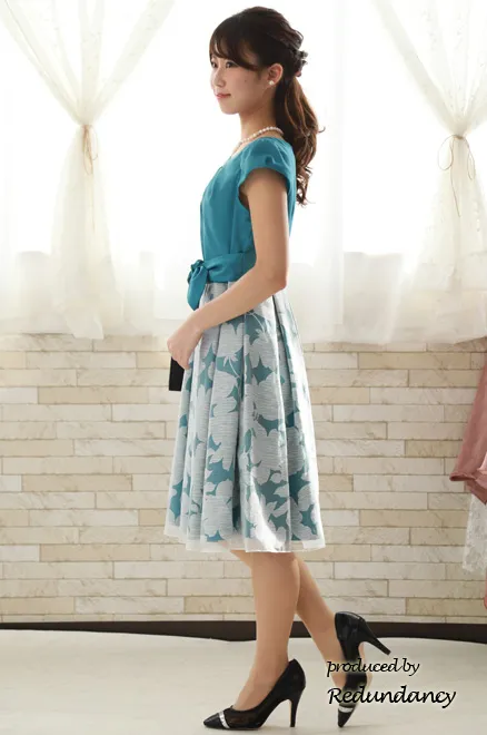 ブルーグリーンの花柄パフスリーブドレス