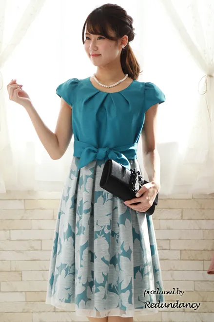 ブルーグリーンの花柄パフスリーブドレス