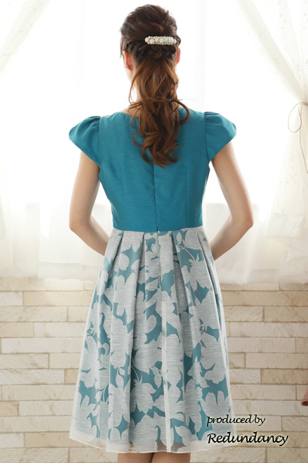 ブルーグリーンの花柄パフスリーブドレス