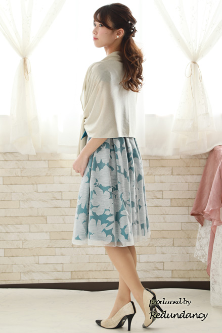 ブルーグリーンの花柄パフスリーブドレス