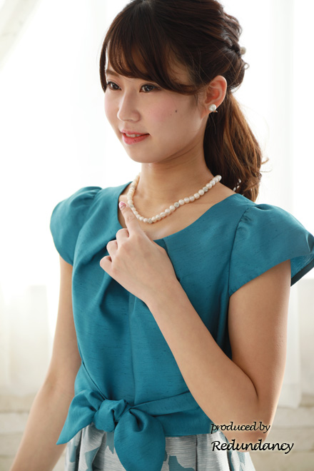 ブルーグリーンの花柄パフスリーブドレス